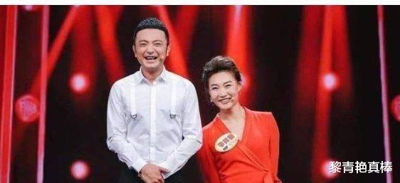 央视|央视一姐摘掉假发之后,瞬间年轻10岁,头发原来真盖年龄