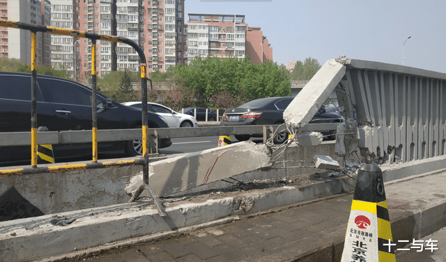 男子开车撞坏9米护栏,第二天公路管理部门来索赔:给1万5吧
