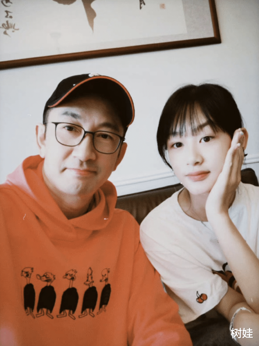 吴启华|吴启华父女团聚晒合照，13岁吴熙儿长相标致，打扮成熟长相像母亲