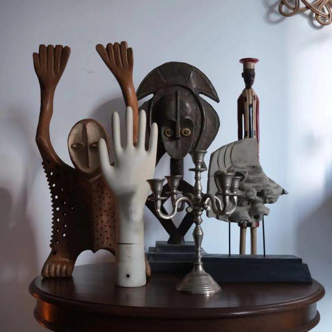 |他蜗居35m2,每月额外花8000元租别墅,摆满古物