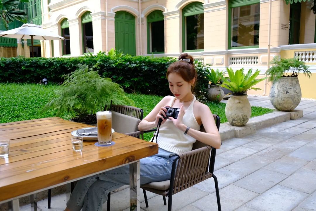 yura 白皙肌肤，圆润肩线，韩国女星Yura，耀眼的美感，凉爽的夏日氛围