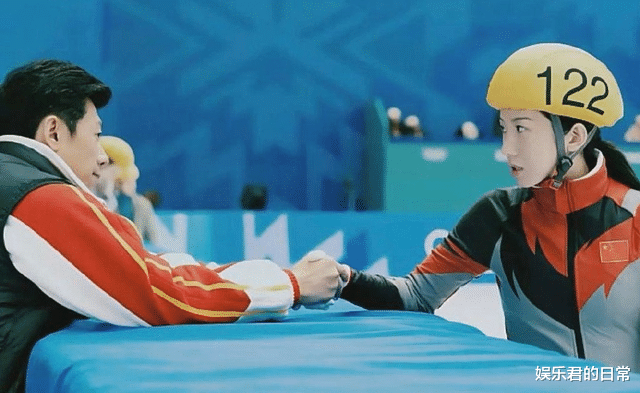 孟美岐|孟美岐被曝当小三后复出!眼神闪躲紧攥话筒,预售票房40万太惨淡