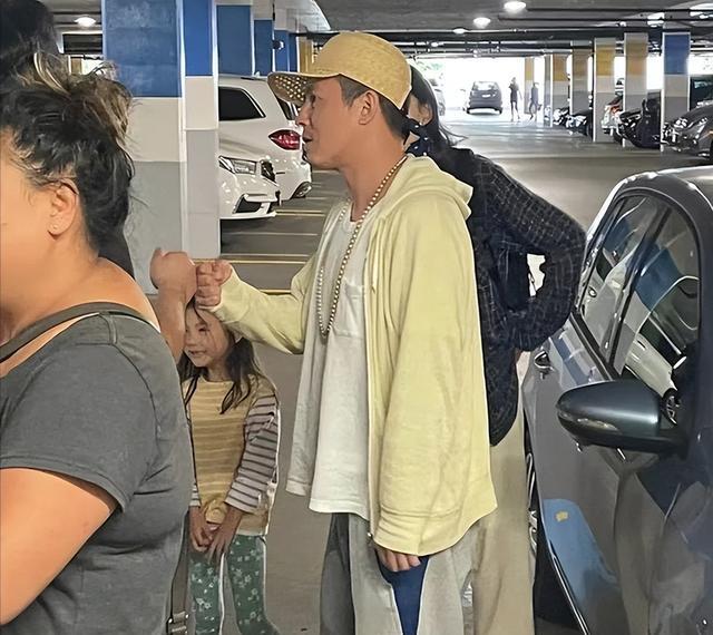 陈冠希|陈冠希一家排队吃平价中餐，与路人合影显老态，直播卖丑引争议