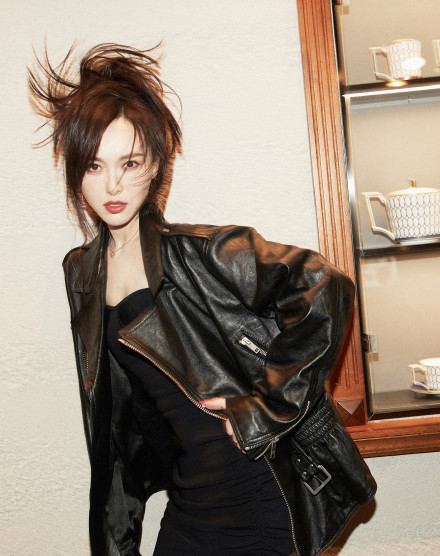 唐嫣|唐嫣写真大片曝光 全黑穿搭酷飒冷艳