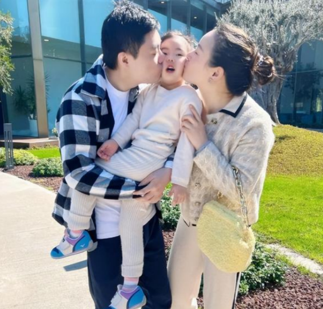 丁俊晖|丁俊晖一家三口同框，与老婆同时亲吻宝贝女儿，画面溢出幸福