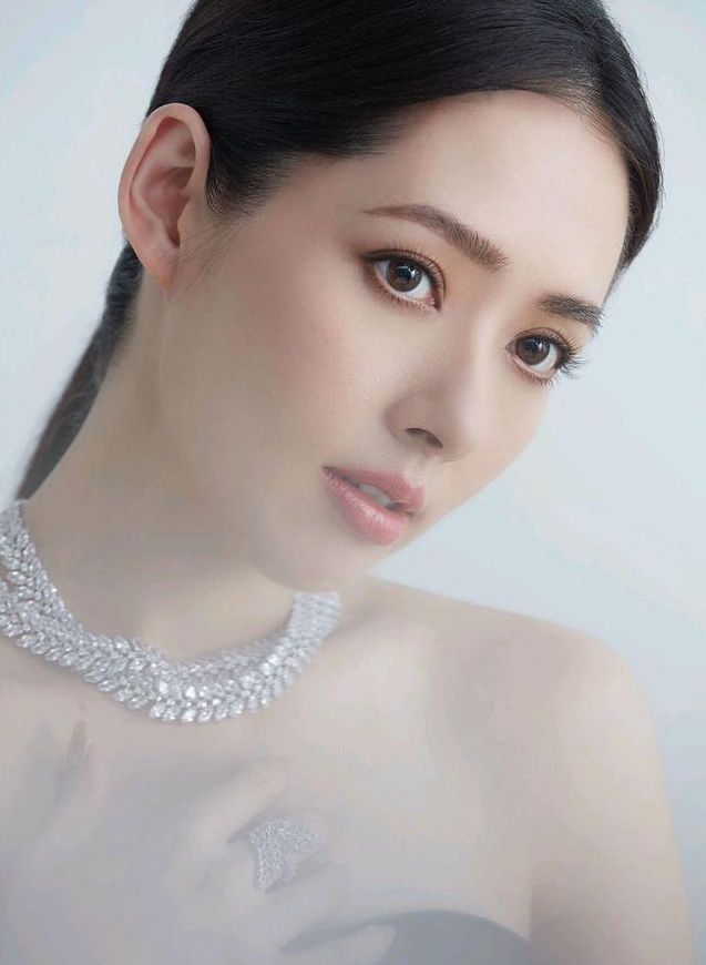 减脂 郭碧婷当阔太有模有样，连指甲都镶“金链子”，一看就不用做家务