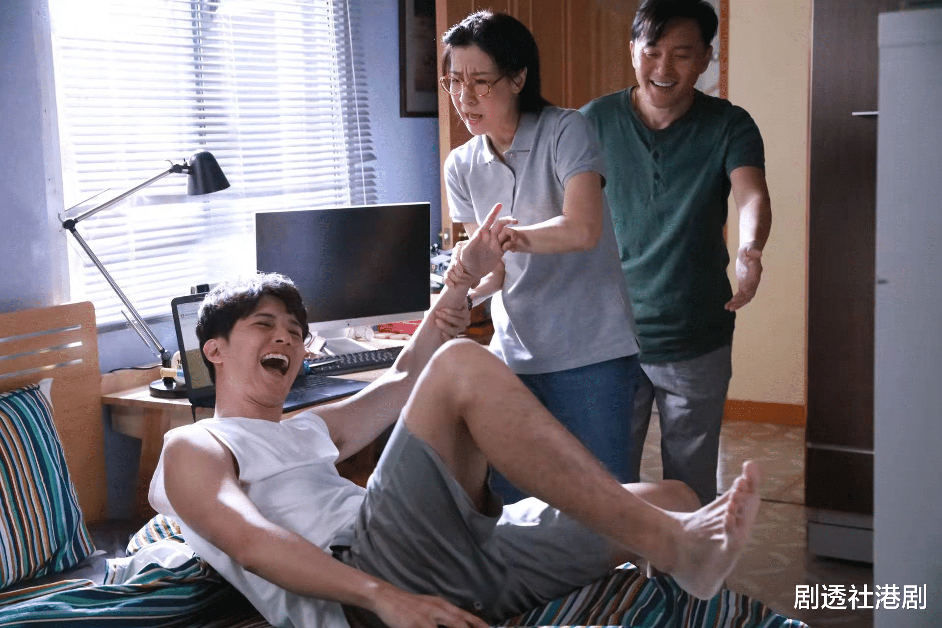 迪丽热巴|不介意做绿叶！加入TVB42年从未得过奖，61岁老戏骨素颜演妈妈三个月不保养