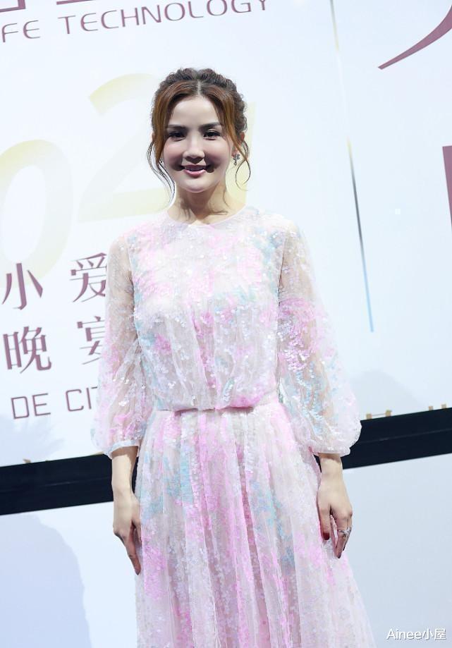 苏提达|蔡卓妍有点胖了，但气质更甜美了，穿亮片拼接薄纱裙好显身形
