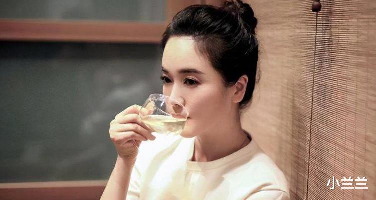 左小青|她曾是公认的“氧气美女”，后嫁大20岁丈夫，今40多岁美貌无双