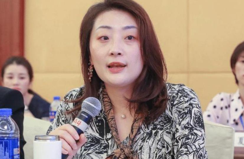 宗馥莉|39岁总裁宗馥莉近照曝光,白发显眼眼袋深,30亿身家却未谈过恋爱