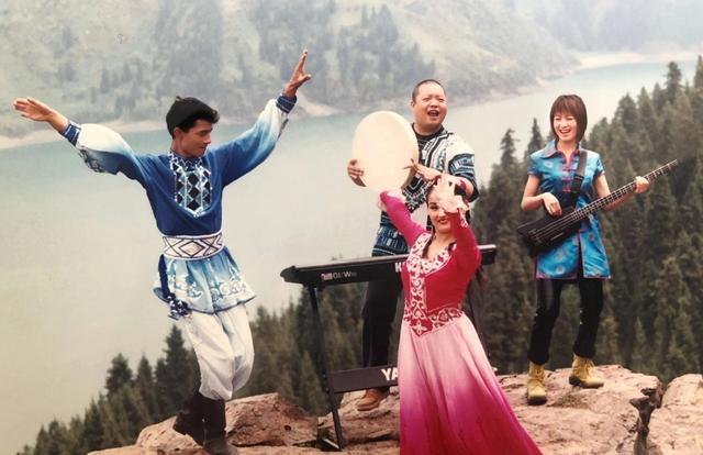 斯琴格日乐|斯琴格日乐:一流的身材和唱功,如今小县城接商演,生活惬意