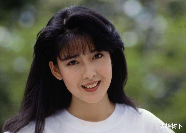 周慧敏|“玉女掌门人”周慧敏：与豪门男友相恋20年，头顶“大草原”仍选择原谅