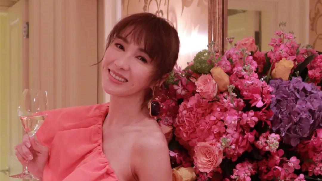 黎姿|黎姿晒照庆祝51岁生日，穿露肩裙美丽动人，和家人同框画面温馨