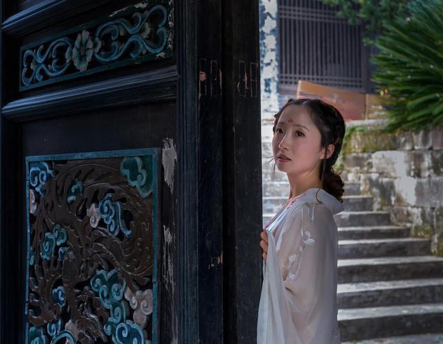 “娶妻不娶活人妻,种地莫种河滩地”,“活人妻”是什么意思?