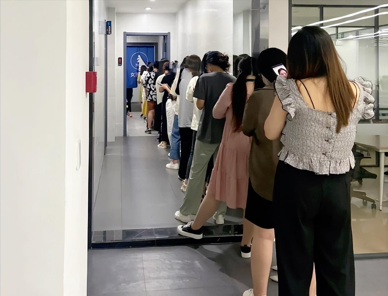 女生吐槽学校上厕所排长队:10个坑位保洁占6个,属实有些欺负人