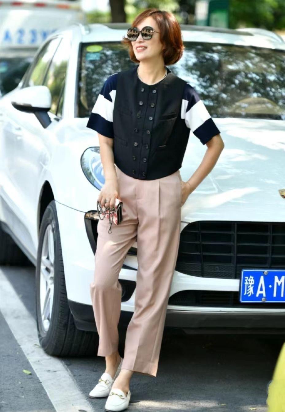 运动 远离大妈装、会叠穿、发选短，50岁女人做到这3点，赢得时尚优雅