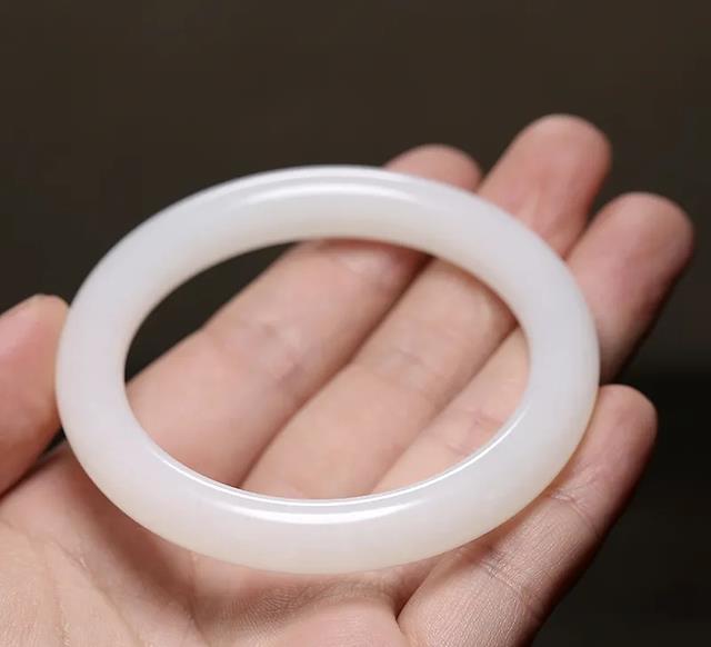 |注意,这几种和田玉手镯千万不要买!