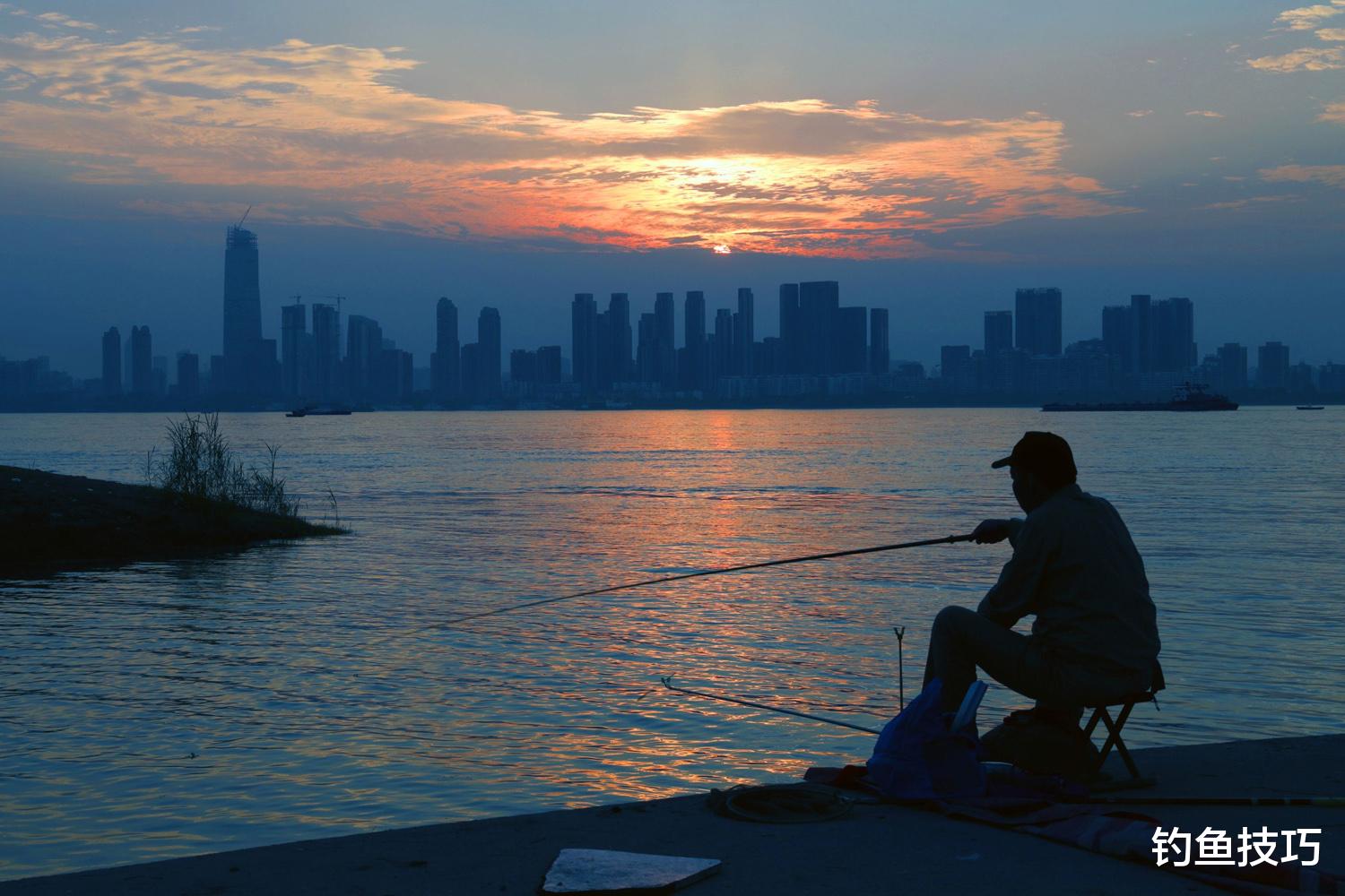 |夏季夜钓的4个技巧，想要在夜钓时钓很多鱼，一定要掌握的技巧