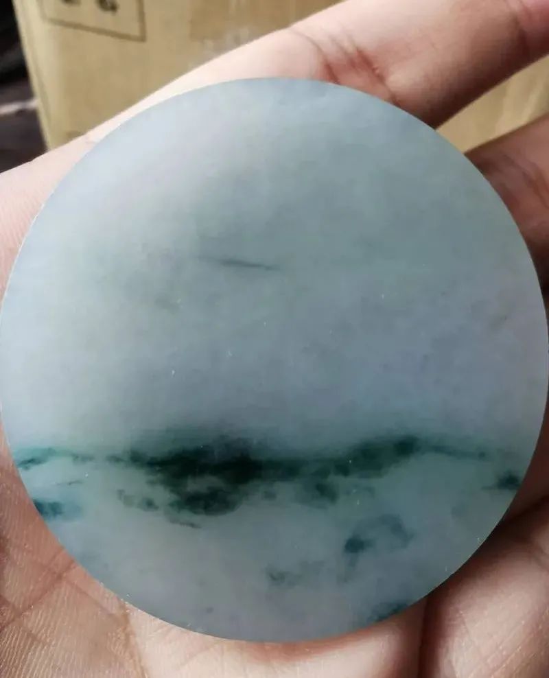 雕刻|糯冰飘蓝花的翡翠手镯芯,玉雕师采用不一样的雕刻手法,效果一样出众