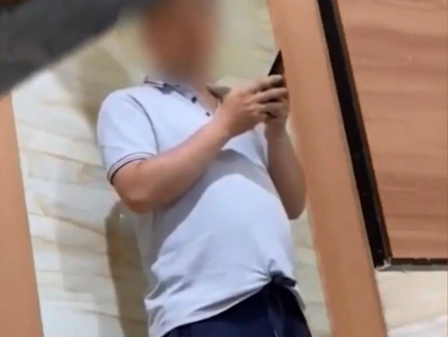 广东广州,男子在路边随地小便时,吴先生拿起手机对其进行制止