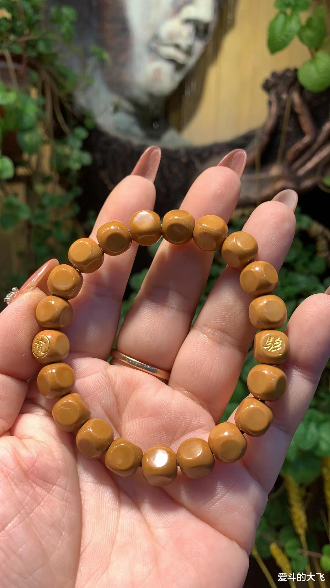 |文玩手串：私人订制刻字两种版本，您喜欢哪一种？文友们请进。