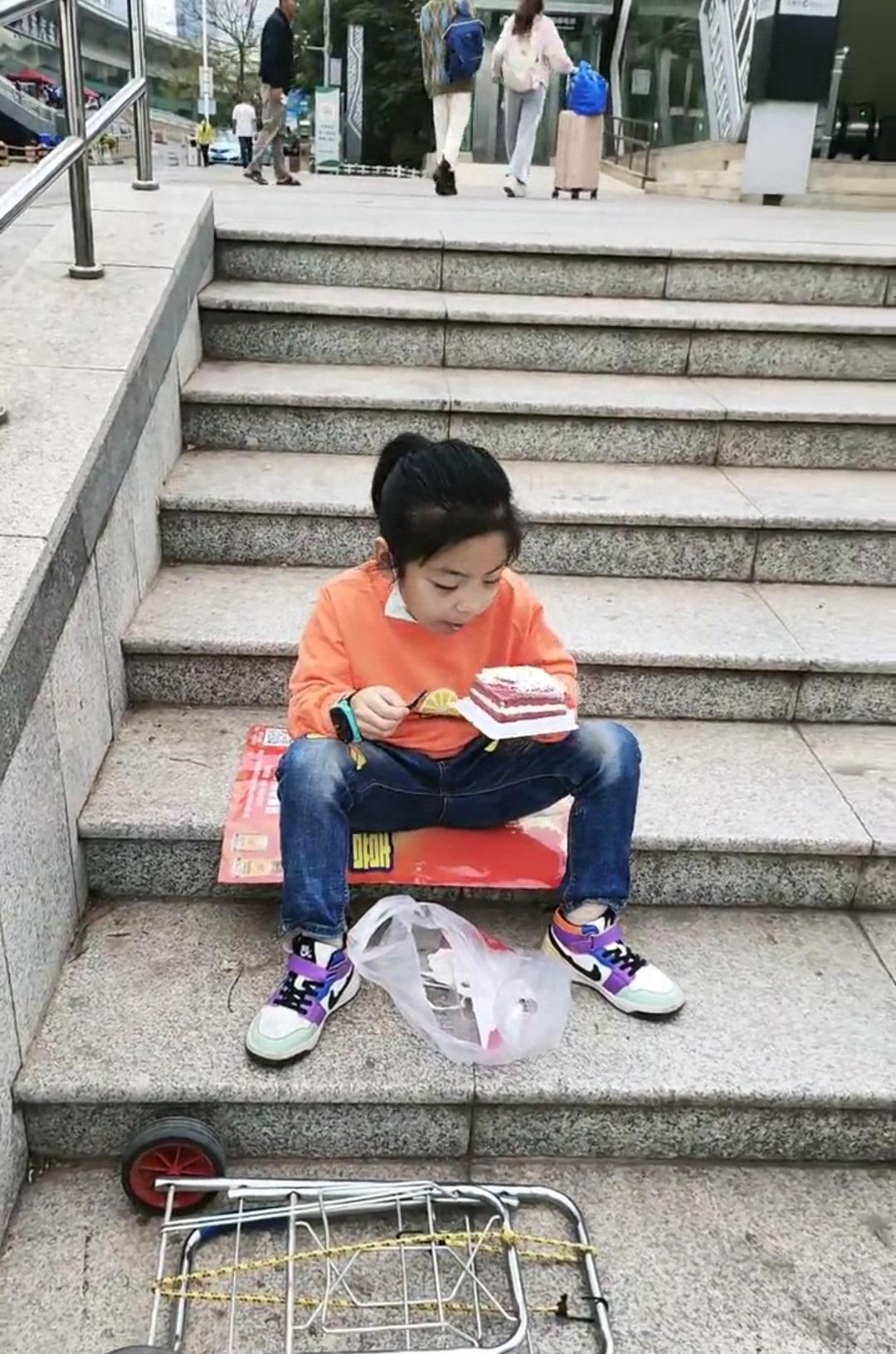 广西:女子独自抚养女儿6年,孩子:我只有妈妈,想去别人家玩