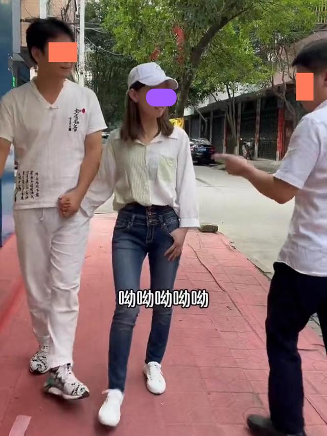 夫妻手牵手逛街被一男子指责不要脸,女子解释:我们是合法夫妻