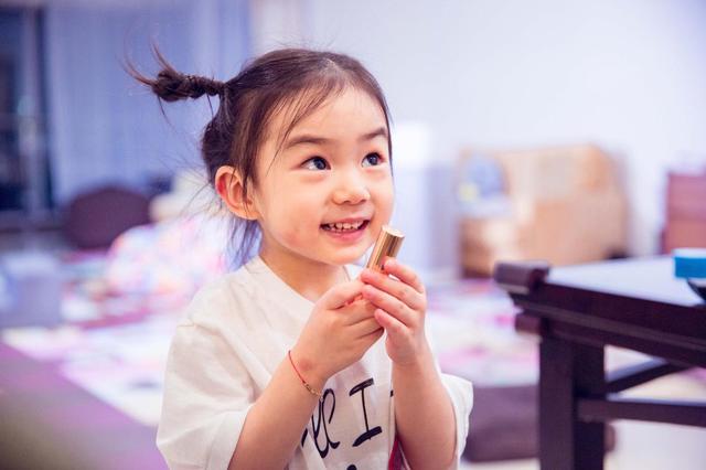女孩 “描眉毛画眼线”，爸爸被打扮成贵妇，为何女儿都爱捯饬爸爸？
