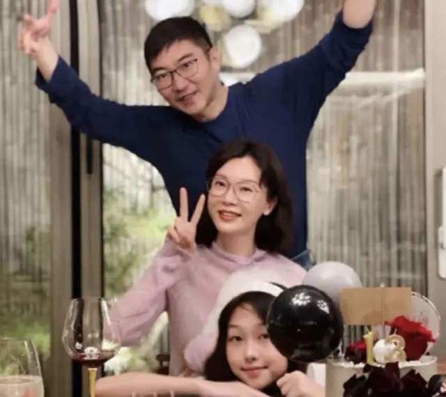 陈数|陈数老公再被曝出轨!深夜与神秘女约会送其回家,两人曾穿情侣鞋