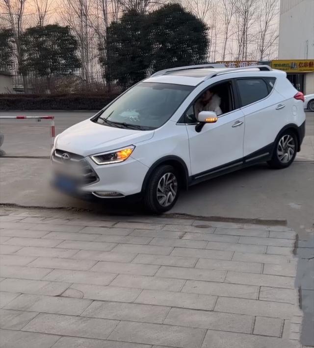 陈亚男|陈亚男首度公开公司团队,为带货事业转变风格,时刻叮嘱员工对产品要严格把关