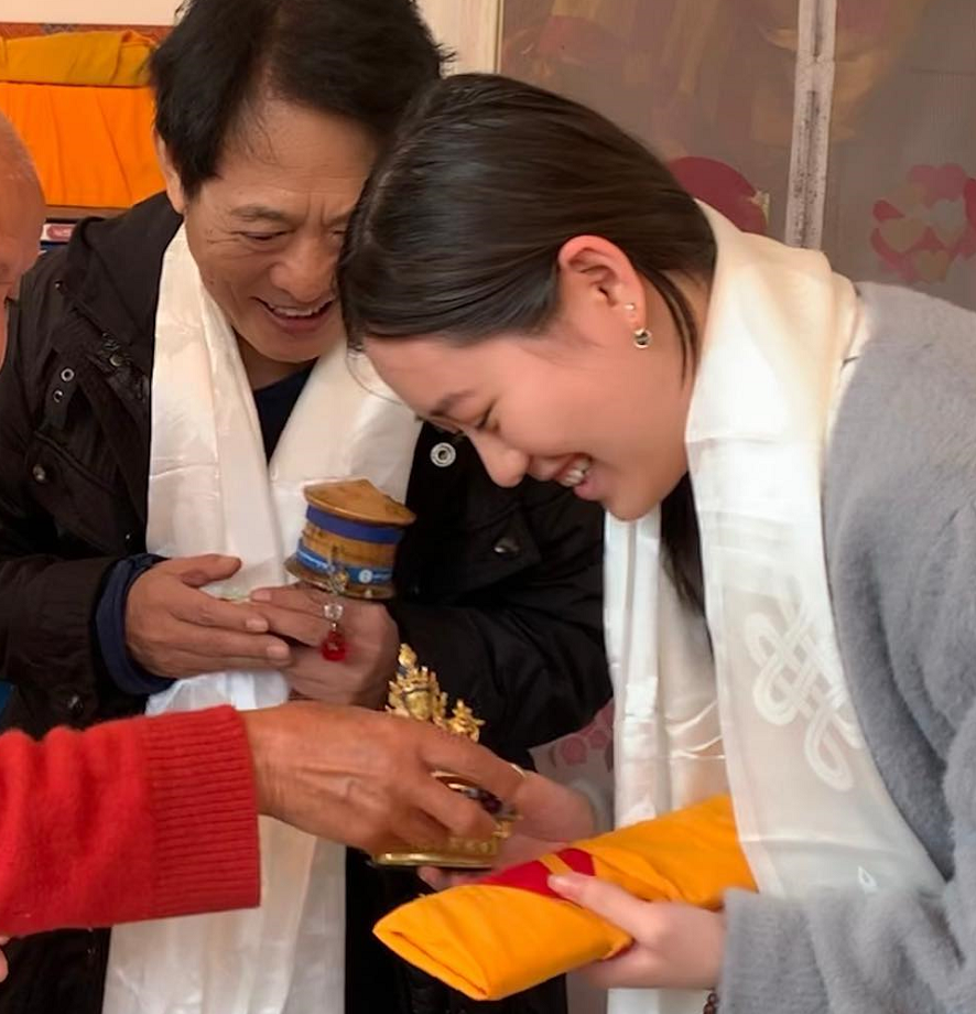 李连杰|李连杰与妻女游尼泊尔，被利智紧搂肩膀太甜蜜