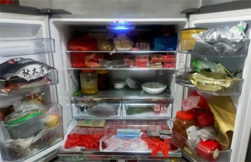 2020年,江苏小偷家赃物如山,700瓶酒1冰箱烟,现金堆在角落已发霉
