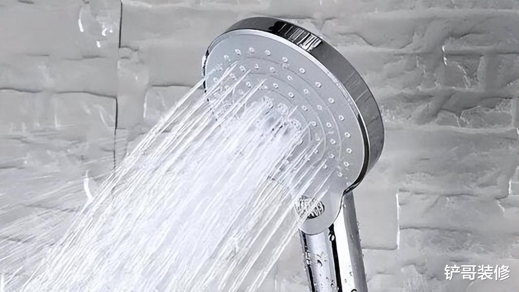 洗澡时,淋浴头堵了别用针扎!教你正确做法,出水量大还舒适