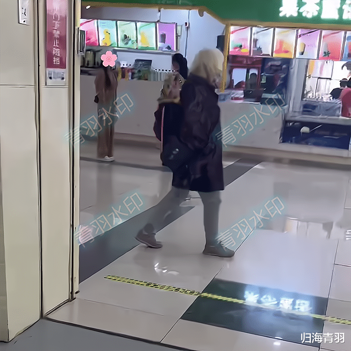 疑争吵后母亲给女儿道歉,被女儿怒斥:道歉有用吗?滚!