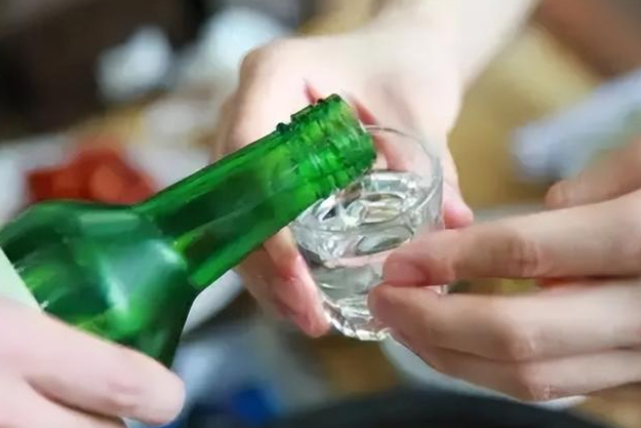 回顾 丈夫邀朋友家中聚会,岂料引狼入室,朋友竟对妻子动起邪念
