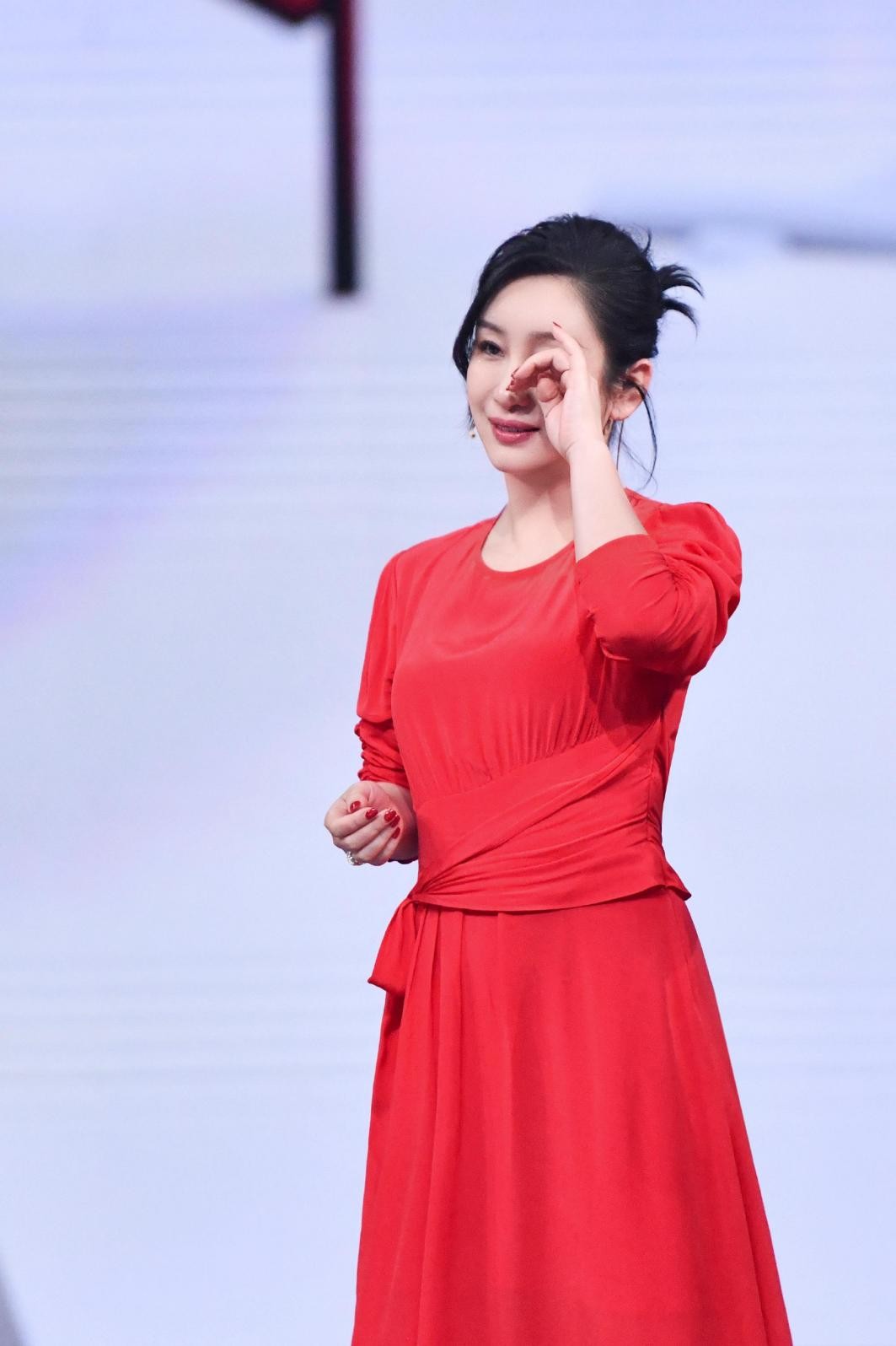 秦海璐|感觉秦海璐没变老，43岁了穿红裙还是那么动人，气质太好了