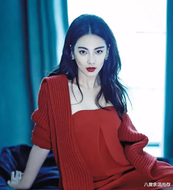 张雨绮|张雨绮疑现身出事航班!一身白衣出行气质出众,离太近受惊吓不小