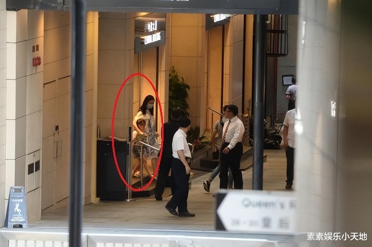 刘德华|刘德华观看女儿刘向蕙演出，与朱丽倩在台下边看边笑