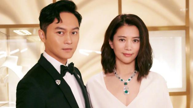 张智霖|张智霖在《披哥》为袁咏仪补办婚礼，深情亲吻太甜蜜，纸戒指破防