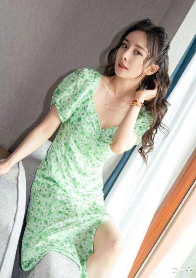 杨幂|杨幂、杨颖、赵丽颖穿V领裙有多美？也敌不过最后一位又美又大胆