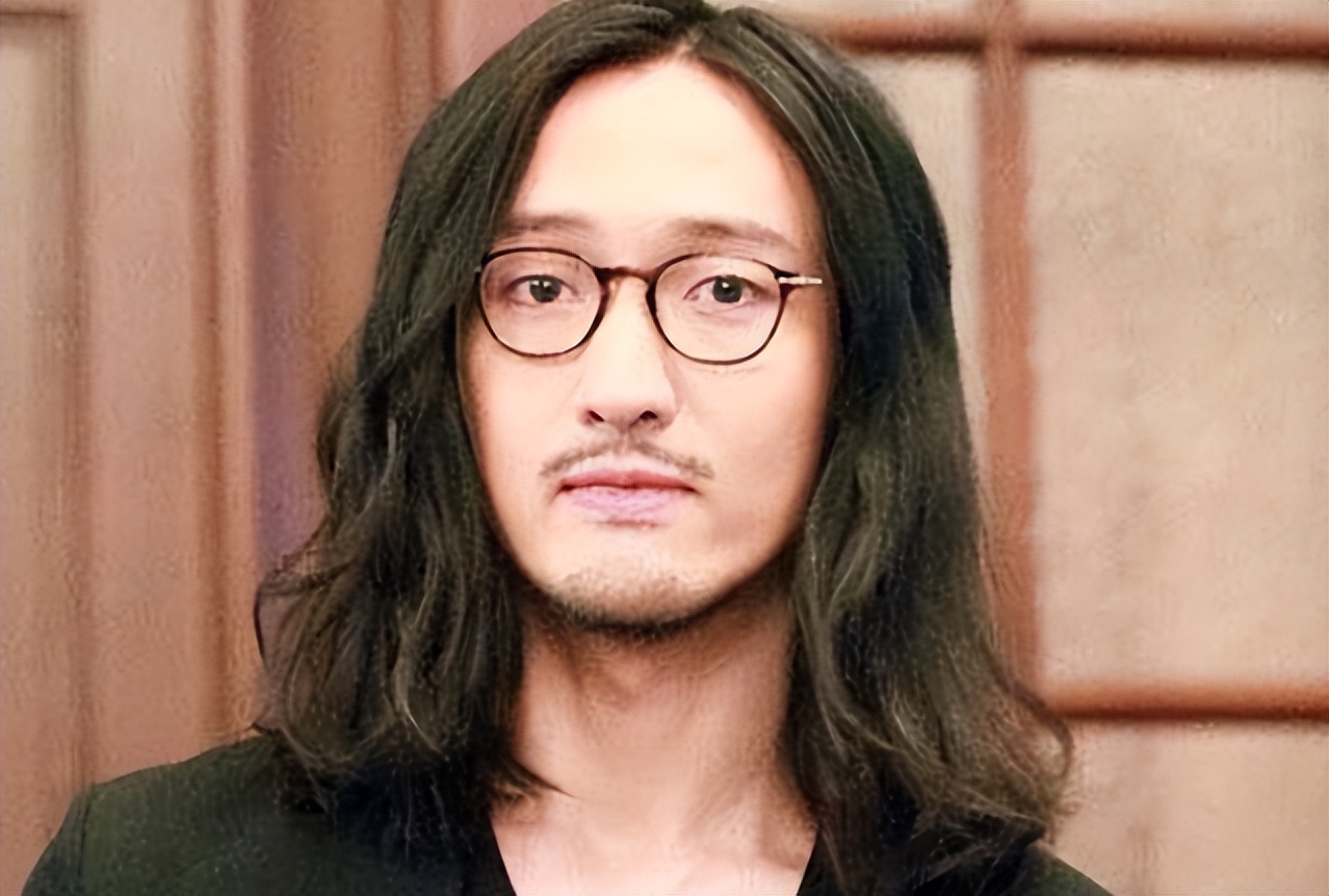 王传君|王传君逛街被曝光,搂妻子腰臀举止暧昧,面部很大疑似发福