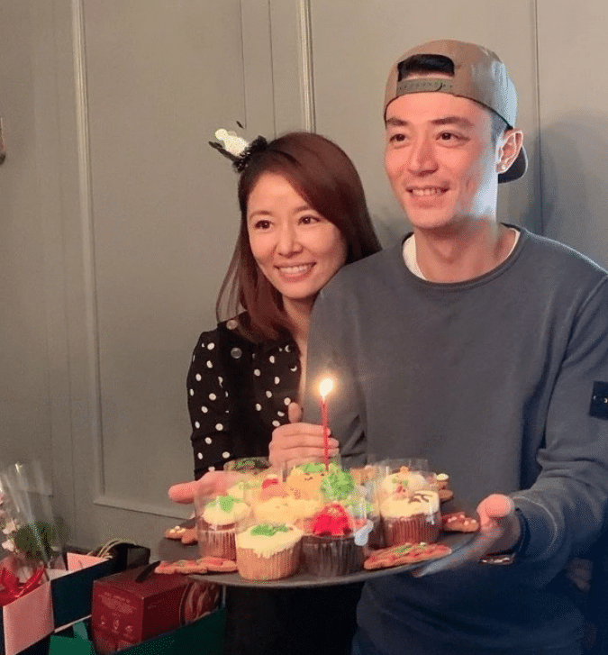 霍建华|霍建华被偷拍90分钟或全然不知,当众葛优瘫、勾鼻孔,傻笑不停