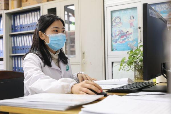 张琪|清晨街头跪地救人，两位小姐姐找到了