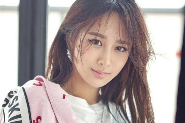 杨紫|演员杨紫横店逛夜市，街头吃雪糕接地气，特意蹲下与流浪狗合照