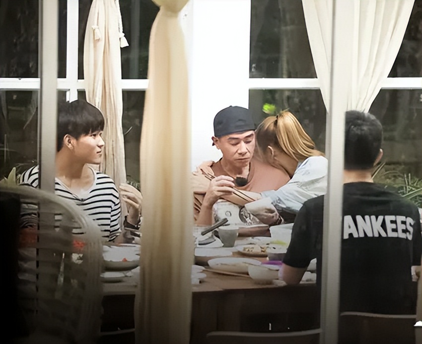 陈小春|无绯闻不滥情，娱乐圈最干净的4对夫妻，爆红后也对原配不离不弃