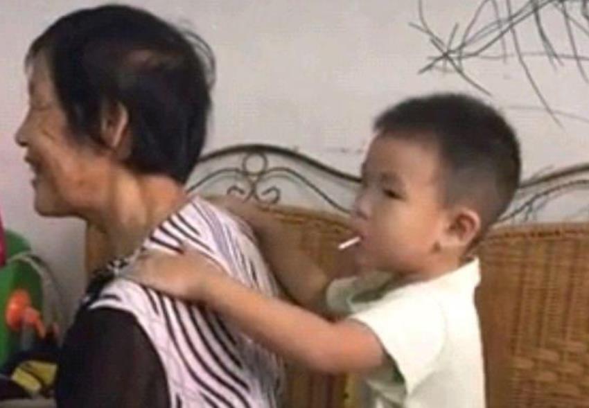 |四丫头晒儿子孙辉童年视频，脸上作画太搞笑，称其治愈一切不可爱