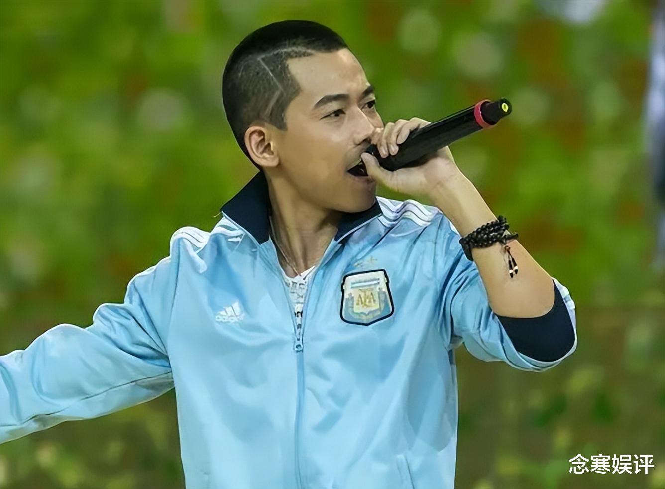 苏醒|苏醒回老家过年增肥快,屋子破烂不堪获同情,墙壁脱落暖气片生锈