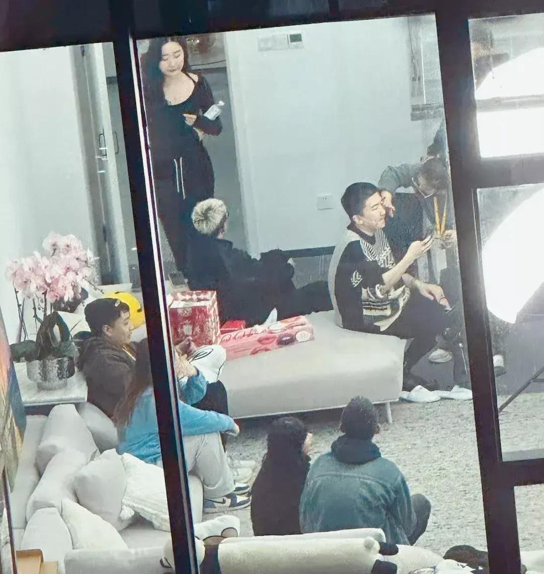 张大大|翻车了?曝张大大被10余名工作人员轮番服务,直播间背后资本被扒