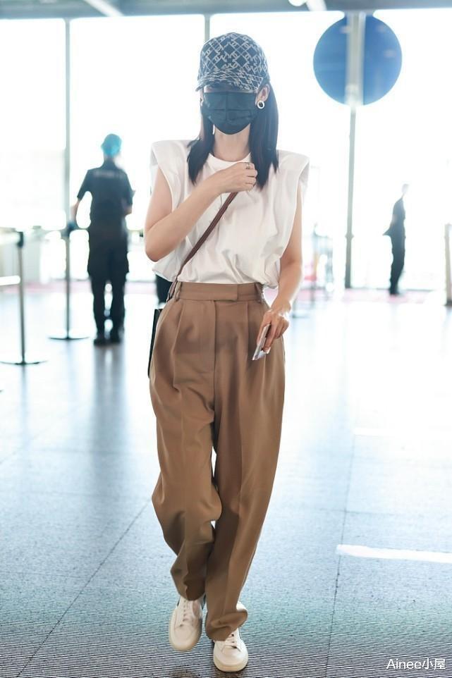 穿衣搭配|李沁穿衣挺潇洒,垫肩衬衫拉宽肩膀,配阔腿裤显出修长美腿