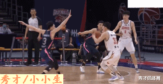 胡明轩|故意伤人吗？胡明轩争议动作被推上热搜第4，球迷：这是违体犯规